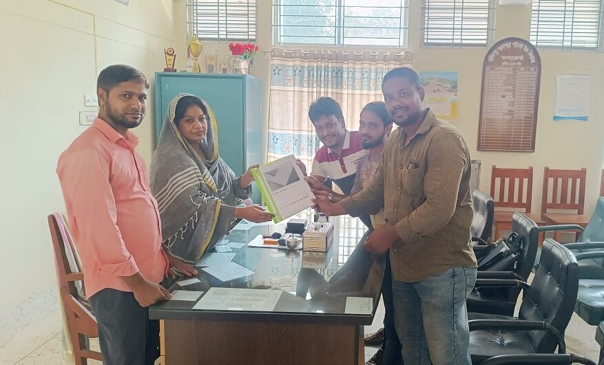 Another view of a team meeting at Pixelvate.